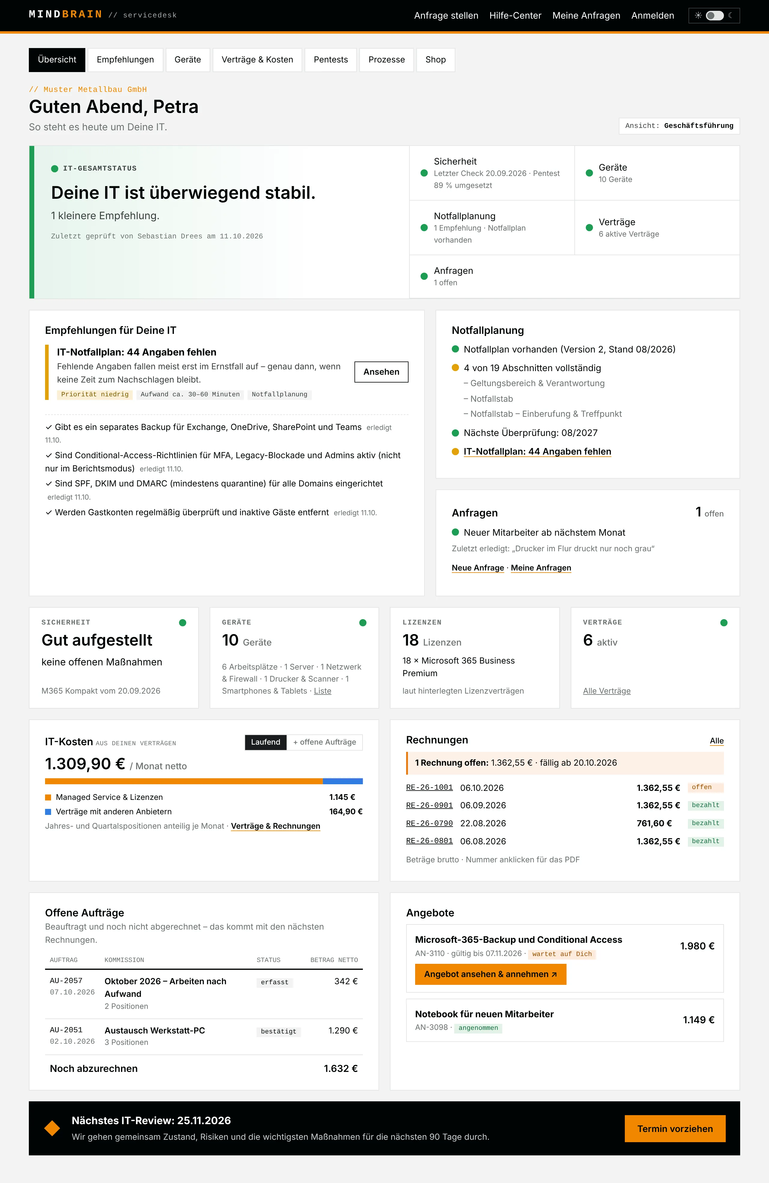 Beispiel-Cockpit eines Musterkunden mit grünem Gesamtstatus: IT überwiegend stabil, eine kleinere Empfehlung, erledigte Maßnahmen, Pentest zu 89 % umgesetzt, Reiter für Pentests, Prozesse und Shop